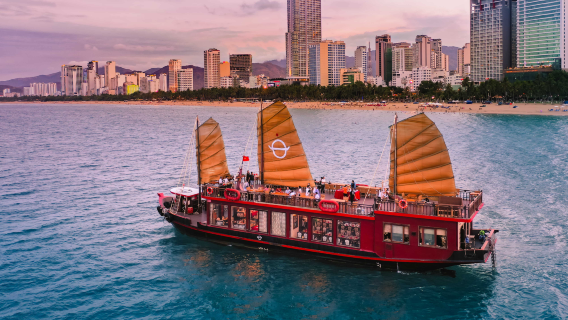 อ่าวญาจาง: เรือสำราญ 5 ดาว the Emperor Cruises พร้อมค็อกเทลยามพระอาทิตย์ตกและอาหารเย็น