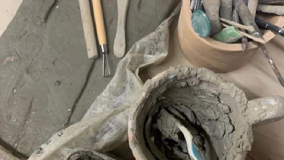 에트나 화산석으로 만든 시칠리아 도자기를 직접 만들고 집으로 가져가세요