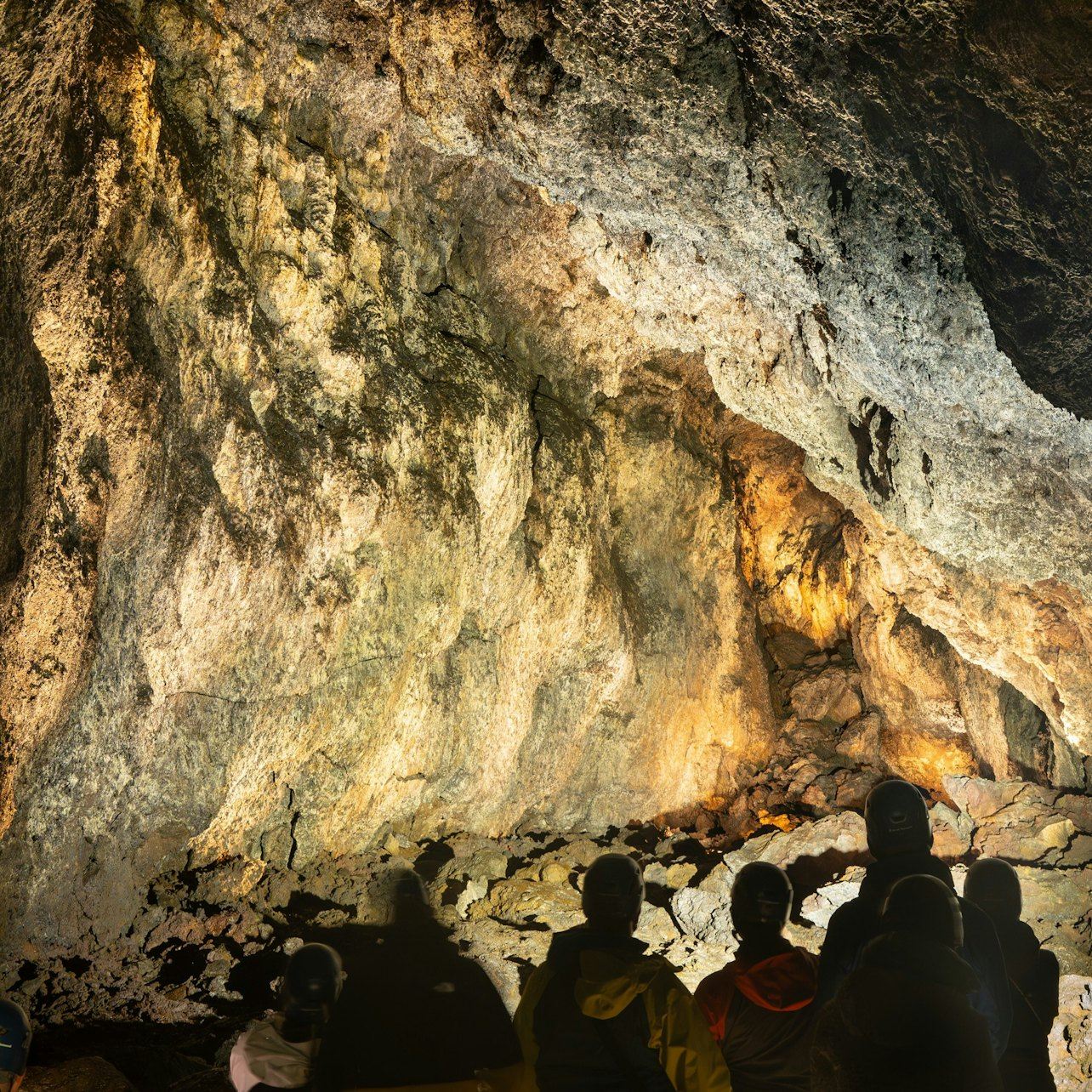 바트스헬리르 동굴(Vatnshellir Cave) 투어