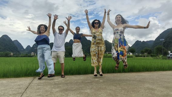 Tour privado de un día por la Gruta+ Colina Xianggong +Balsa de bambú y el mercado