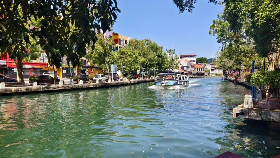 ทัวร์วันเดียว/ทัวร์หลายวัน มัสยิดช่องแคบมะละกา + บ้านแดงดัตช์ + พิพิธภัณฑ์บ้านบรรพบุรุษบาบายอนย่า พร้อมบริการภาษาอังกฤษ