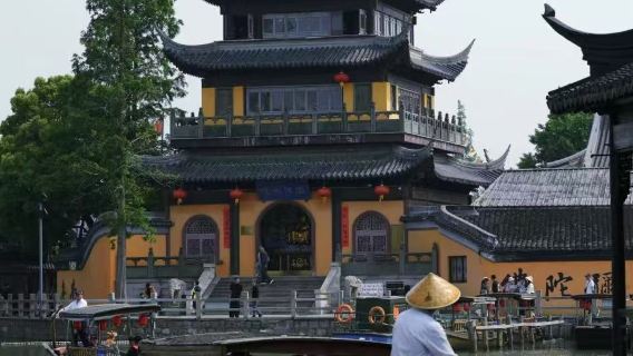 Tour privato di Shanghai: Città d'acqua di Zhujiajiao + Giro in barca + Parco del Romanticismo (Amore Eterno)