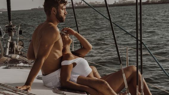 Barfuß: Private Segelkreuzfahrt in Barcelona