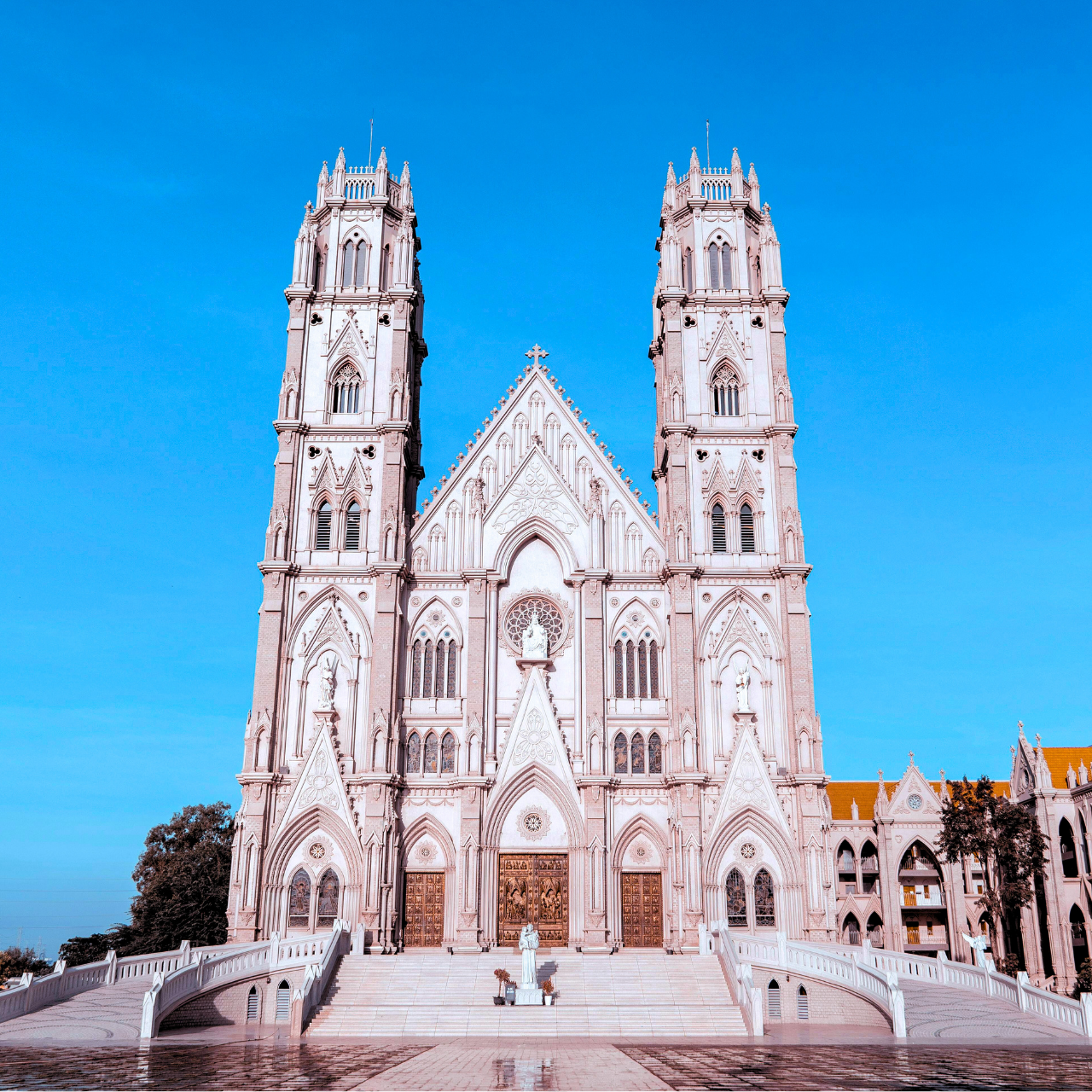 Ho Chi Minh City & Vung Tau Chartered Day Trip: Jesus Mountain, White House, Seafood, Strolling - A Classic Tourist Attraction.