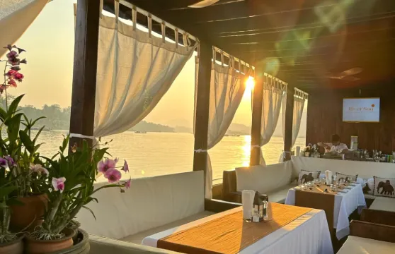 【琅勃拉邦】2.5小時湄公河日落遊船+晚餐