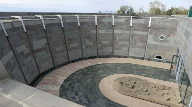 亞美尼亞種族滅絕紀念館+塞凡湖+埃裏溫階梯包車一日遊