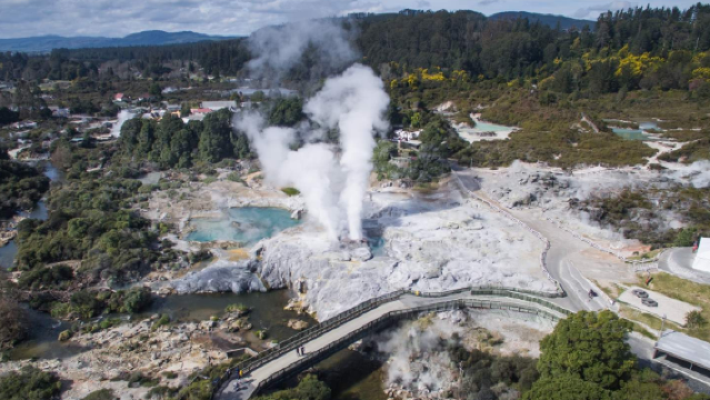 โอ๊คแลนด์ไปกลับ: ถ้ำไวโตโมโกลว์วอร์ม + หมู่บ้านวัฒนธรรมเมารีเทปูเอีย [ทัวร์ภาษาอังกฤษ]