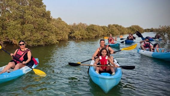 Aventura en kayak ecológico – Exploración de manglares en la Isla Púrpura