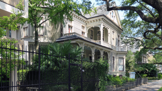 New Orleans: Tombs and Mansions of the Garden District