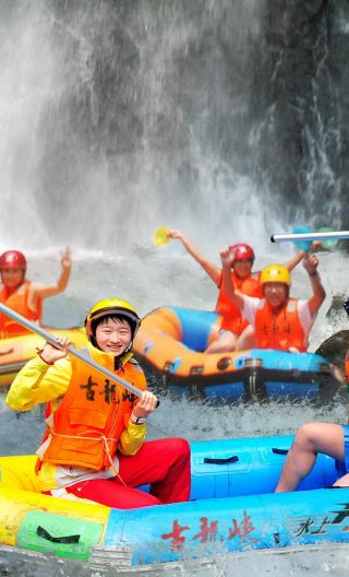 One-day tour from Guangzhou to Qingyuan Gu Long Xia (Gu Long Xia Glass Grand Canyon & full-course rafting on the brave track)