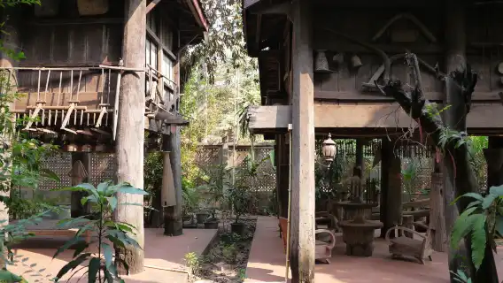 ปั่นจักรยานครึ่งวันบนถนนเวียงจันทน์