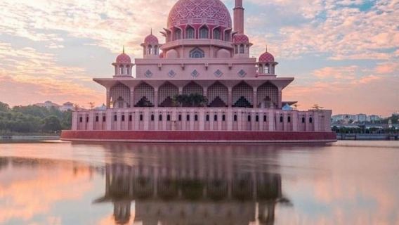 Melaka dream one-day tour: Pink Mosque + Straits Mosque + Red House + Jonker Street