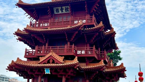 Excursion d'une journée aux falaises des Sept Étoiles de Zhaoqing, au village de Yanqian, à la pagode Sanyuan et aux gorges de Panlong à Deqing - Service en anglais disponible