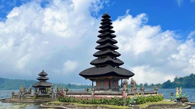 峇里島：羅威納觀海豚+水神廟+雙子湖+善惡門一日遊