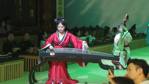 Shanghai Sheng Gong Yan • Pengalaman mendalam menikmati jamuan diraja seperti raja-raja zaman dahulu (makanan istimewa + persembahan tarian + pengalaman sejarah dan budaya Dinasti Qin + pilihan pakaian dan solekan)