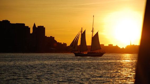 Boston: crociera al tramonto con skyline di City Cruises e commento