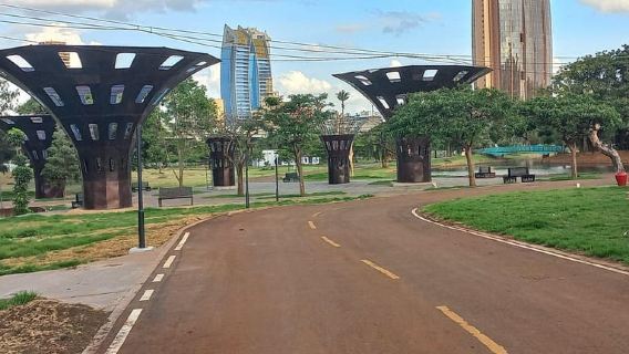 Nairobi: Matatu Safari, Uhuru Park & KICC Rooftop City Tour