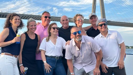 Charleston: Crucero al atardecer por el puerto desde Shem Creek con música