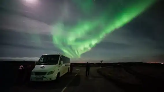 ไอซ์แลนด์ เรคยาวิก ทัวร์ชมแสงเหนือตอนกลางคืน (รถมินิบัส/การล่องเรือ + รับประกันแสงเหนือ + ถ่ายภาพแสงเหนือ)