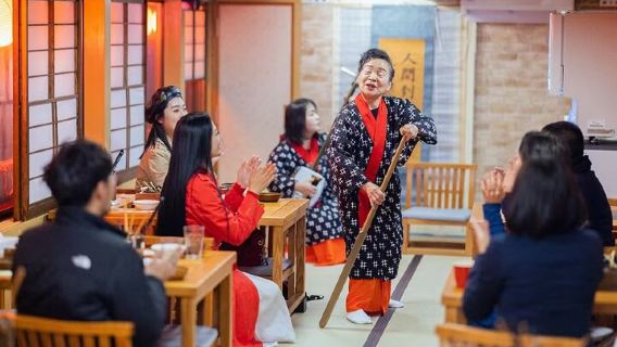 Tokyo Bay Yakatabune Dinner/Day Cruise with Japan Show and Drinks