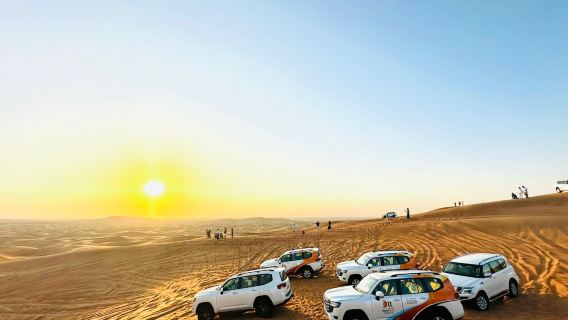 Safari por el desierto de Abu Dabi con conducción por dunas, cena barbacoa y espectáculos en vivo