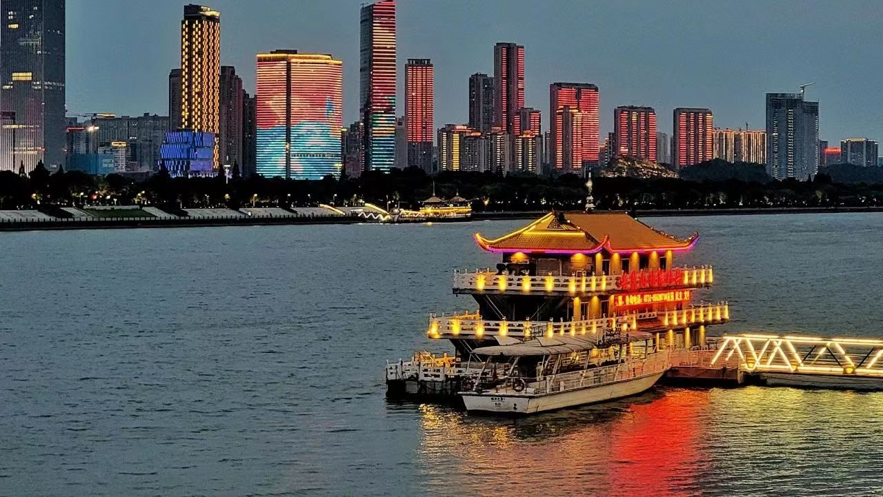 Biglietto per la crociera notturna/tour giornaliero sul fiume Xiangjiang a Changsha, Hunan (più moli disponibili, incluso il molo di Juzizhou, emissione rapida del biglietto + nessun ritiro necessario)