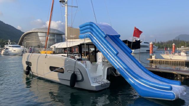 【萬寧石梅灣遊艇出海】可包船或拼船～萬寧石梅灣網紅雙體帆帕拉塞爾40尺豪華款包船出海海釣～帶滑梯泳池+