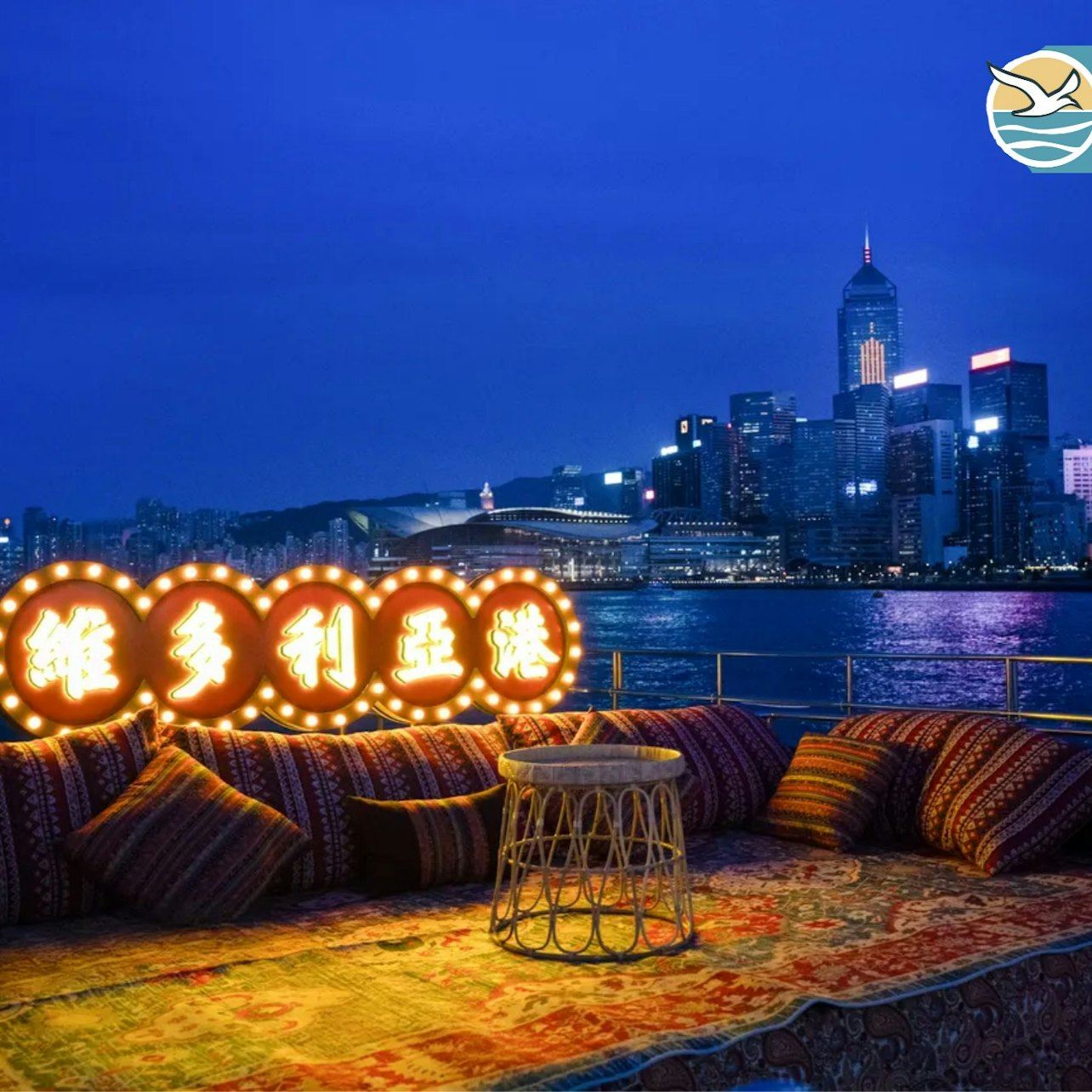 Hong Kong Victoria Harbour: Night Cruise with Unlimited Snacks & Drinks