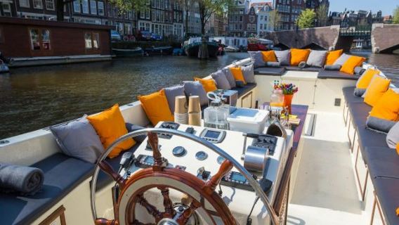 Amsterdam: Guided Canal Cruise in German + Unlimited Drinks