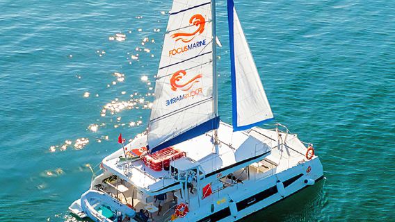 Tour di un giorno in barca a vela catamarano a Phu Quoc Island [snorkeling + pesca in mare + scivolo acquatico + barbecue di frutti di mare]