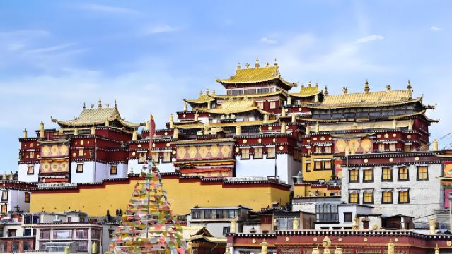 Shangri-la 1-Day English Mini-Group Tour to Ganden Sumtsenling Monastery and Potatso Park