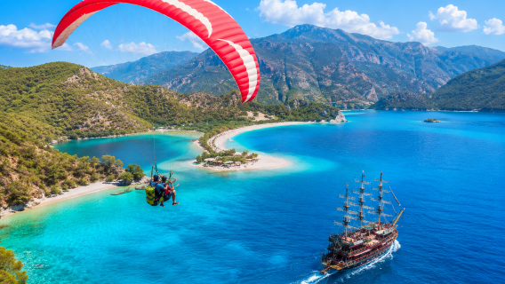 Fethiye paragliding + piratskibs øhopping | Udsigt over den blå lagune · geléhavskrydstogt med hoteltransport