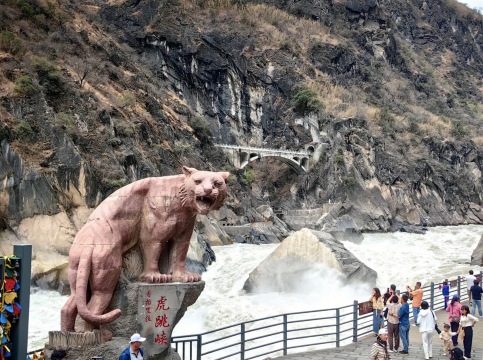 Bas ulang-alik dari Lijiang/Shangri-La ke Tiger Leaping Gorge atas [Kongsi kenderaan 5-9 tempat dudu