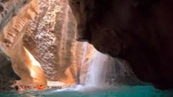 Muskat: Heldagsrundtur Wadi Shab vandring & simning & Bimmah Sinkhole-Fins Beach