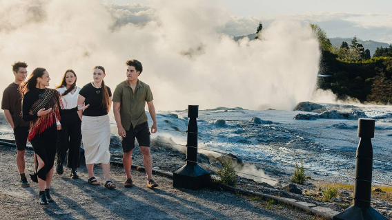 Tour làng Maori Te Puia New Zealand + Suối nước nóng Polynesia 1 ngày A Auckland khứ hồi