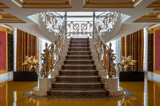 Di Dalam Burj kapal layar di Dubai, UEA - Tur Kopi Foil Emas Royal Suite dan Teh Sore