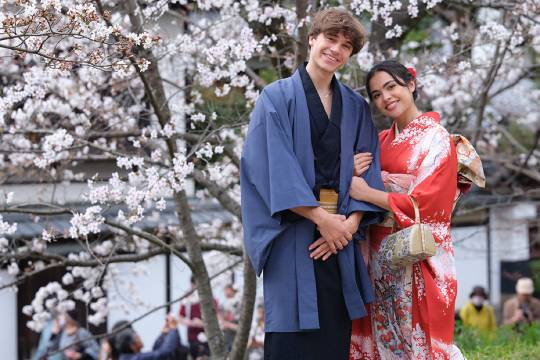 [Kyoto Kimono Rental Mimosa Kodaiji Store] *Kimono and yukata rental for couples* Comes with ladies hair cover!