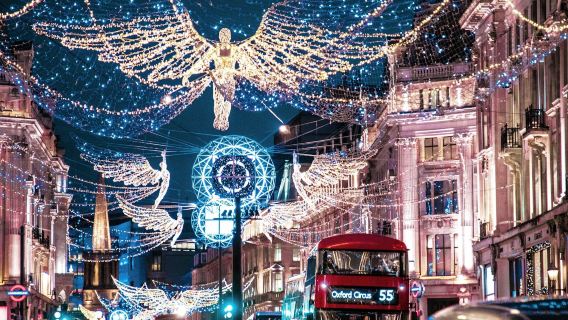 Осмотр рождественской иллюминации Лондона на винтажном автобусе с открытым верхом.