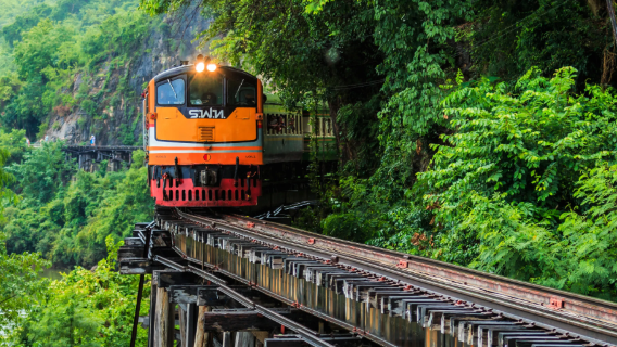 Excursión de un día al puente del río Kwai y al ferrocarril de la muerte en el distrito de Mueang Kanchanaburi (Tailandia) con viaje en tren desde Bangkok