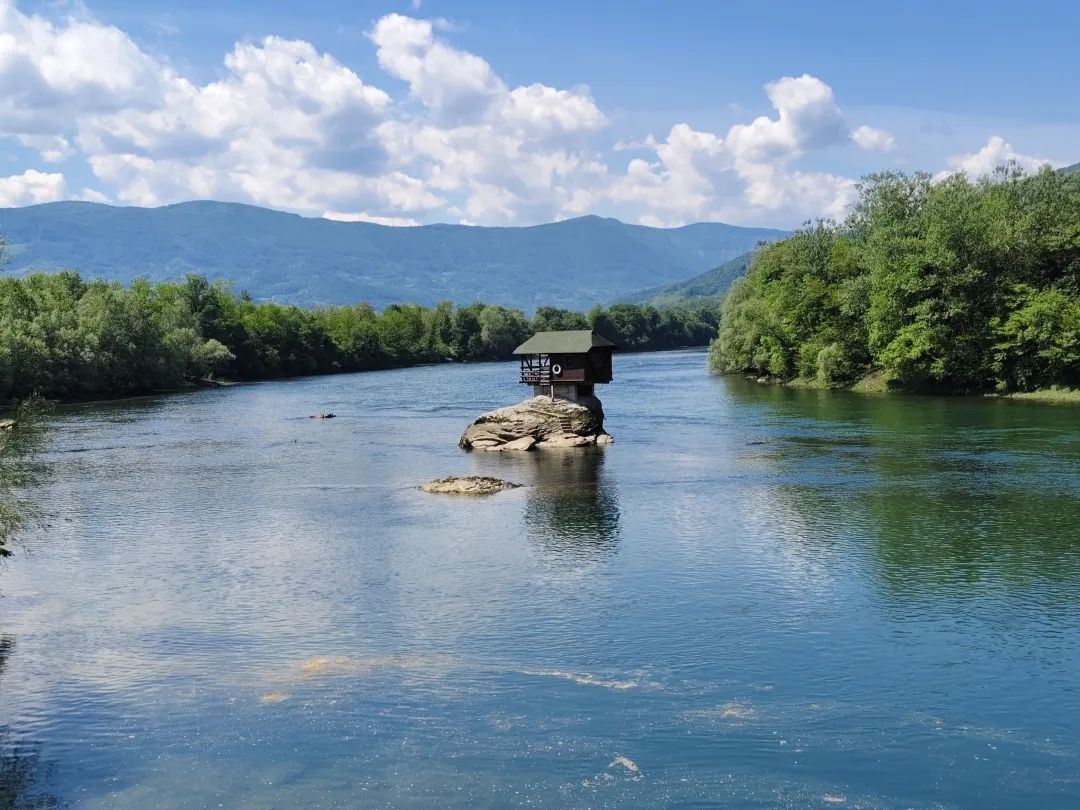塞爾維亞貝爾格萊德德里納河屋+木頭村+小火車到薩拉熱窩