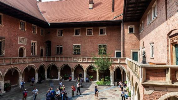 Recorrido por el casco antiguo, la basílica de Santa María y el metro de Rynek