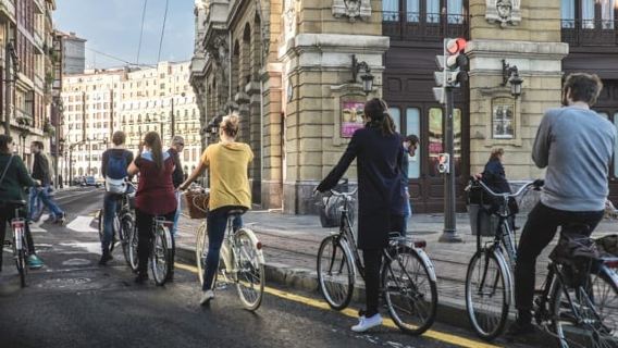 Bilbao: Street Art Small Group E-Bike Tour