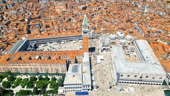 Venedig: Markusdom und Gondelfahrt am Morgen