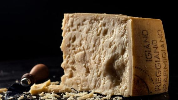 Parma: Lawatan Kilang Keju Tradisional dengan Rasa