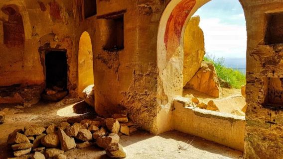 Tiflis: Monasterio de David Gareja | Descubre las iglesias rupestres milenarias y las coloridas colinas desérticas