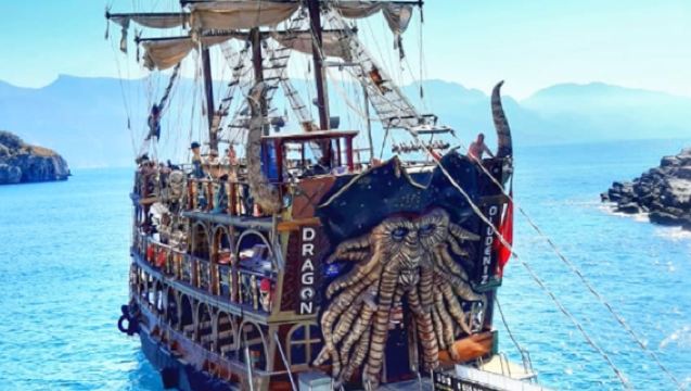 Lawatan sehari dengan kapal lanun di Fethiye, Turki ke Pulau-pulau, Lembah Rama-rama dan Gua Biru