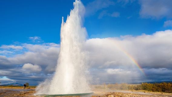冰島黃金圈：辛格韋德利-蓋歇爾間歇泉-黃金瀑布-火山口