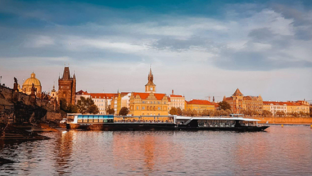 Dinner cruise in Prague with window seat