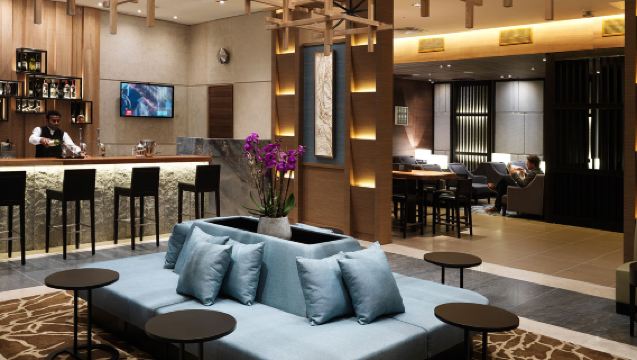 Plaza premium VIP lounge service at London Heathrow Airport | 3/6-hr transit experience with meal