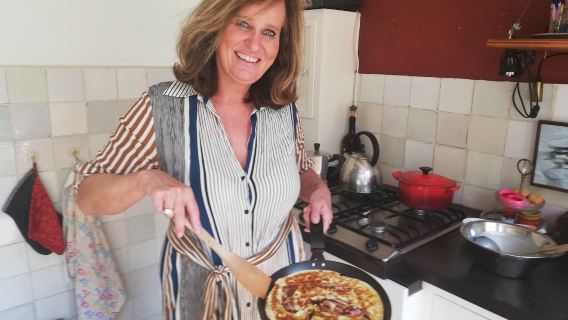 Eatwith-Fusina Verloop-เรียนทำแพนเค้กสไตล์ดัตช์ในบ้านริมคลองแสนสวย